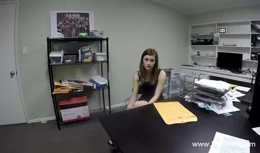 Протестировал хуем будущую ассистентку и хорошенько отодрал на столе в кабинете