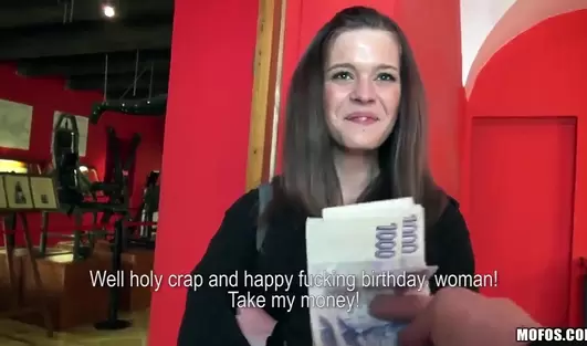 Подцепил красотку в музее эротики и уговорил сучку сосать и пойти поебаться