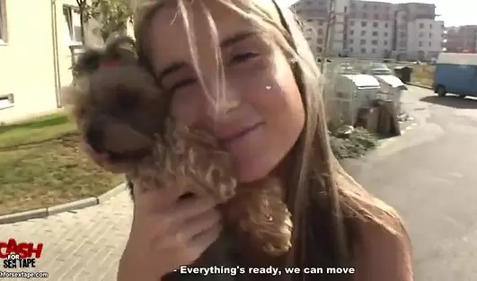 Искупал собаку и за это трахнул худющую блондинку в тугой попец