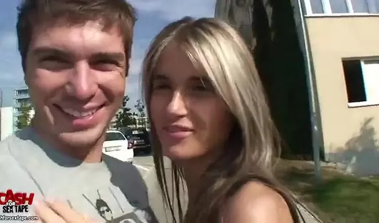 Искупал собаку и за это трахнул худющую блондинку в тугой попец