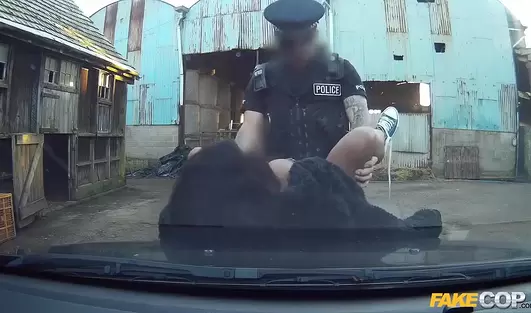 Шоколадная цыпа села в машину к полицейскому и заодно прокатилась у него на хую