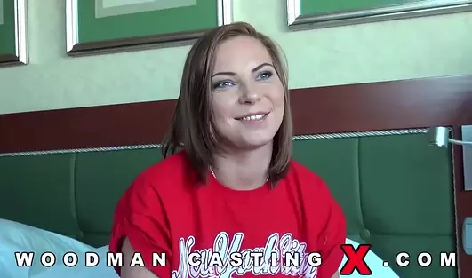 Русская голубоглазка лишается анальной невинности сразу в два крепких хуя