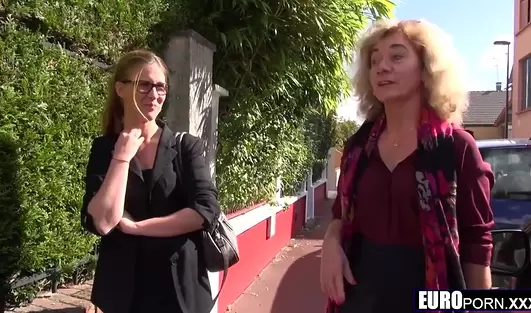 Зрелая мамка с очкастой дочуркой напоролись на хуи двух пикаперов
