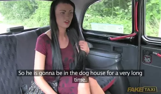 Прокатилась в такси, а заодно и на члене пожилого водителя
