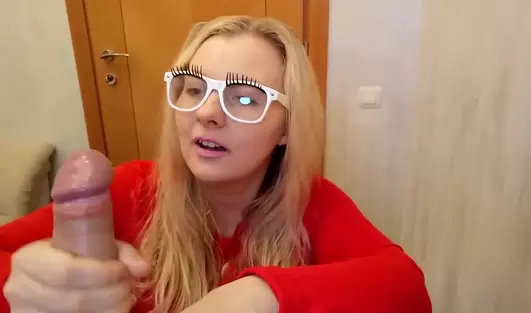 Привлекла к себе внимание мужа и вздрочнула ему, поглядывая на член сквозь очки