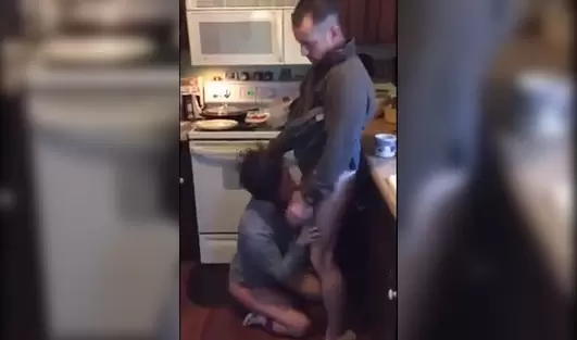 Перестарался с наказанием любимой и заставил несколько раз кончить прямо возле плиты