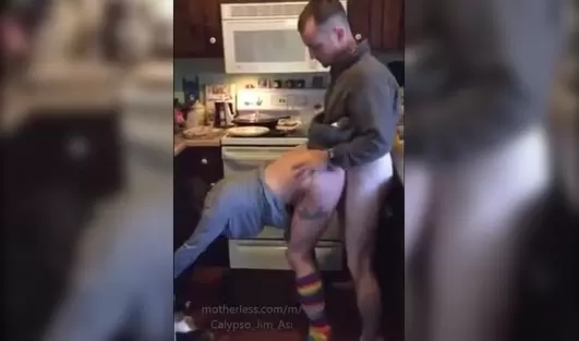 Перестарался с наказанием любимой и заставил несколько раз кончить прямо возле плиты