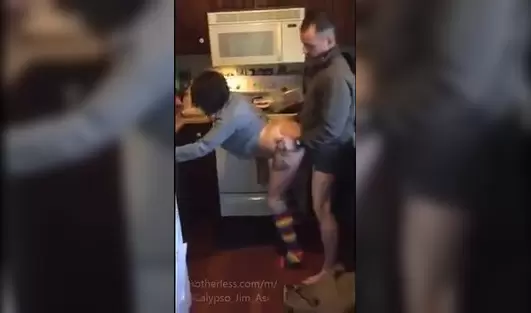 Перестарался с наказанием любимой и заставил несколько раз кончить прямо возле плиты