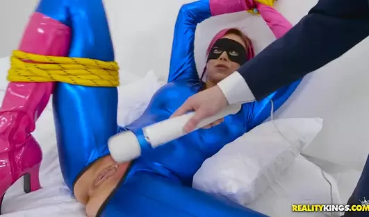 Охуевшая подружка нарядилась в костюм супер-героя, чтобы её хорошенечко выебли