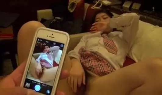 Японская студенточка чисто вымылась, чтобы дать похотливому пузатому дяде