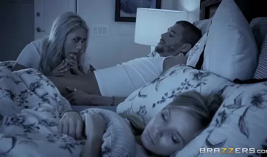 Подружка дочки так хорошо соснула батяньке, что он её тут же и выебал