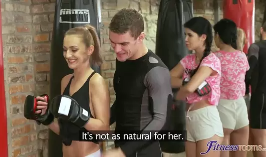 Тренер помог малышке побоксировать и заодно поимел ее киску