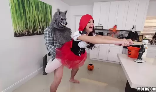 Злой и страшный Серый Волк затащил в дом и выебал Красную Шапочку