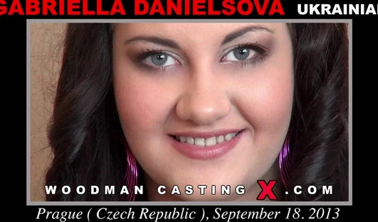 Студентка оказалась зажатой между двух мощных мужиков на порнокастинге