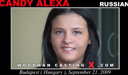 Горячая русская брюнетка Candy Alexa выдерживает напор трёх толстых членов