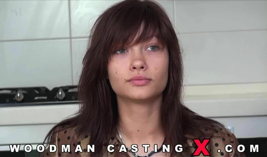18-летняя Аня на кастинге Вудмана немножко стесняется