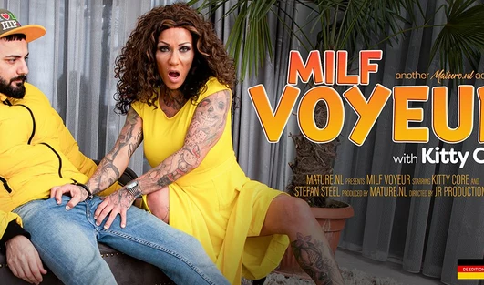 Вот до чего доводит климакс: зрелка трахнулась с незнакомцем, который подглядывал