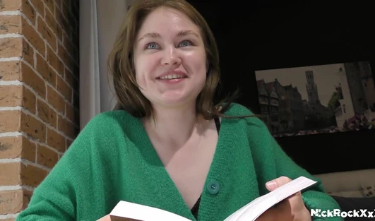 Читала книгу без трусов: пришлось выебать дуру