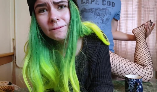 Девчуха хотела просто отдать документы, но мужик увидел в этом шанс поебаться