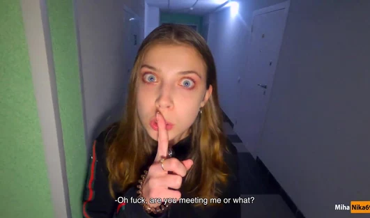 Студенточка Ника отсосала одногруппнику прямо в подъезде с продолжением в писю