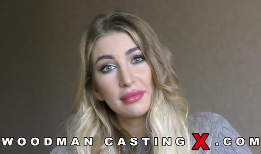 Кобыла Алисия пришла к Вудману, и там ей сразу двое напихали хуй в жопу