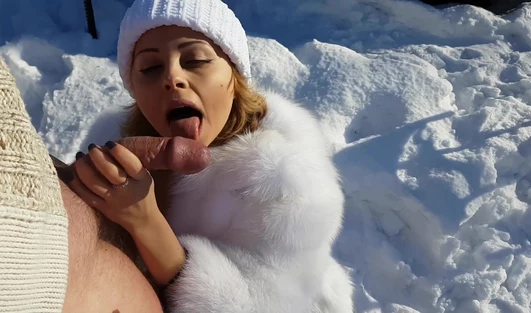 Муж подарил жене шубу, и они принялись в снегу хуй с жопой морозить