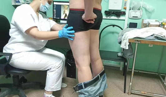 Жирная врачиха вместо осмотра, начала дрочить и сосать хуй пациента!