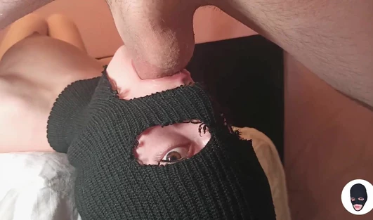 У этой шлюхи не глотка, а глубокий хуеприёмник! Повезло её парню