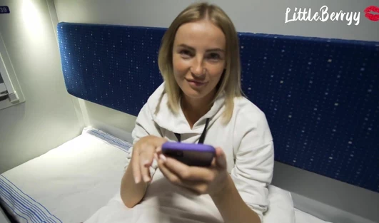 Озорная студентка сама накинулась на хуй парня в поезде