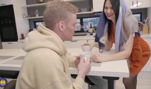 Замужняя русская тёлка покусилась на член молодого соседа