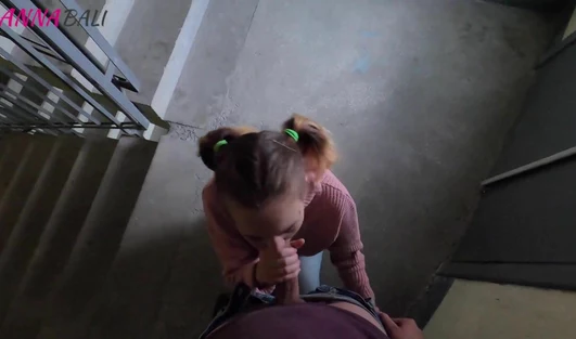 Наглый парень уломал сводную сеструшку на минет и потрахушки в подъезде