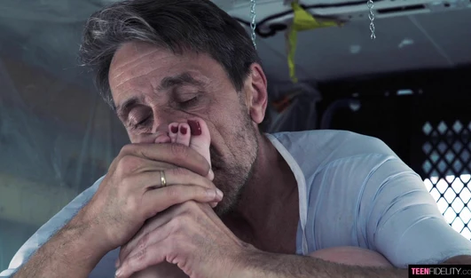 Юная медсестричка решила полечить хуй пациента прямо в карете скорой!