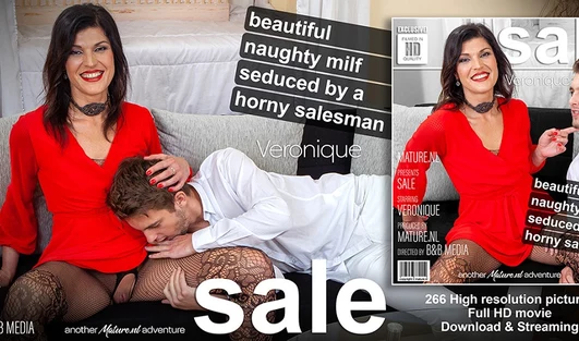 Пошлая зрелка от недоёба полезла на молоденького продавца чая