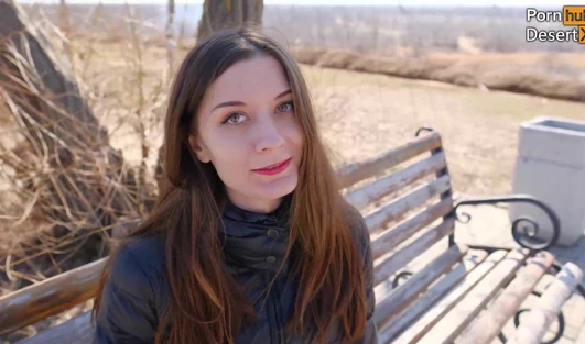 Улыбчивая деваха cогласилась пойти с незнакомцем в лесочек