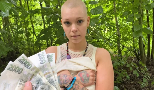 Мужик отвалил лысой девке кучу бабла и трахнул в лесу, изваляв в грязи