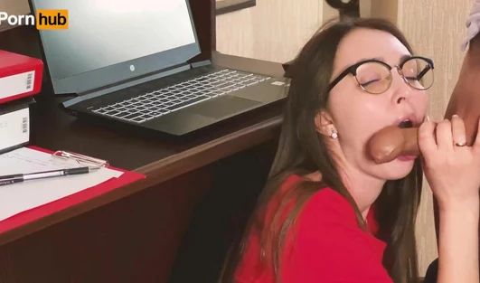 Босс отвлёк секретаршу, чтобы нагнуть её в рот и трахнуть раком