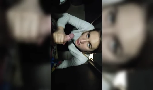 Девке приспичило трахаться и она заманила мужика в толчок торгового центра