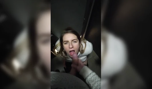 Девке приспичило трахаться и она заманила мужика в толчок торгового центра